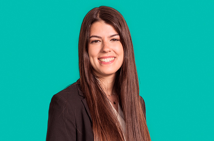 Fotografia Ex-trainee – Strategy Manager - Catarina Marinho sobre fundo azul